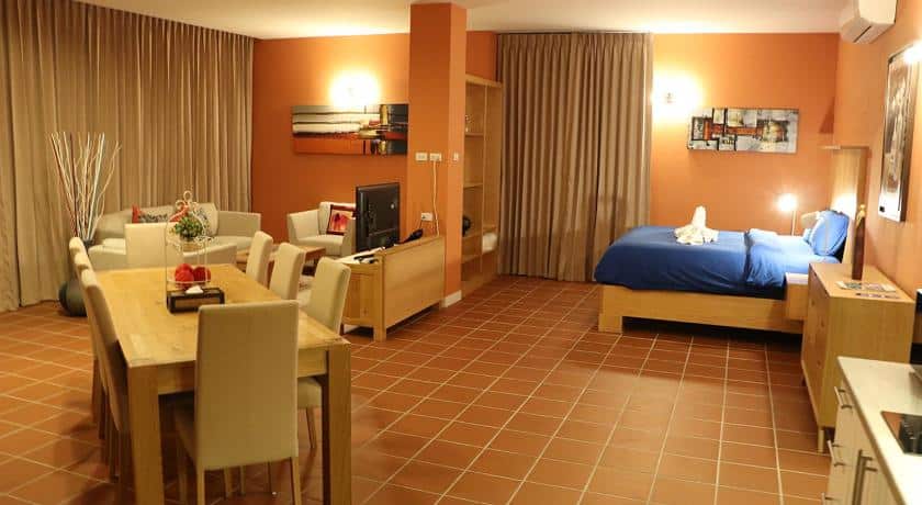 โรงแรมภูเก็ต มีห้องนอนและโต๊ะอาหาร ระยองรีสอร์ท รีสอร์ทระยองติดทะเล
