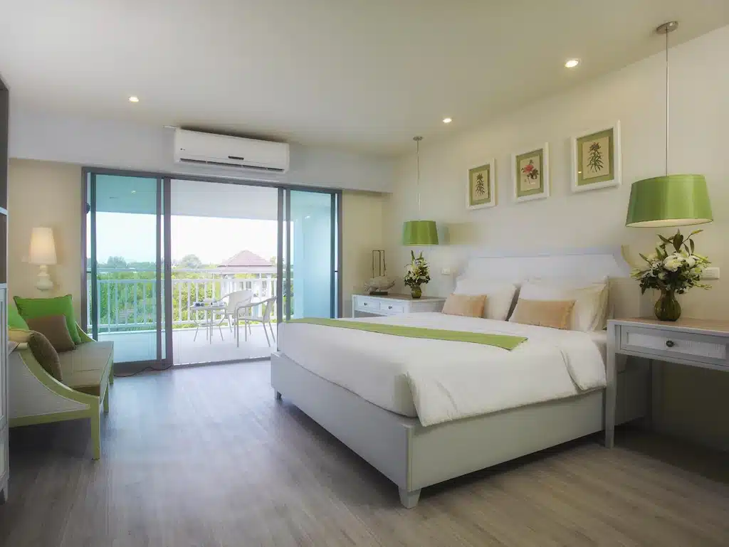 โรงแรมภูเก็ต: ห้องนอนพร้อมเตียงขนาดใหญ่และมีระเบียง ที่พักระยอง ที่พักระยองติดทะเล