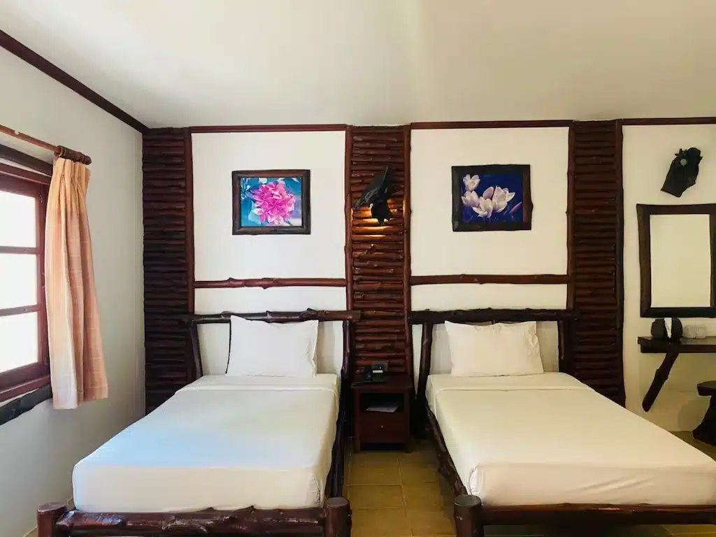 โรงแรมด่านซ้ายที่มีห้องพักสองเตียงกับผนังไม้ ที่พักช้างกลาง