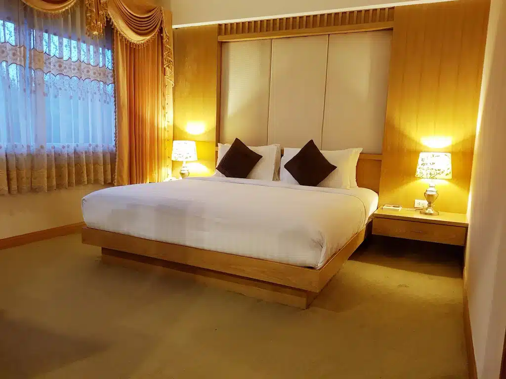 ห้องพักโรงแรมเตียงใหญ่กับตะเกียง 2 ดวง ในเที่ยวน่าน ที่พักชุมแพ สถานที่ท่องเที่ยวน่าน