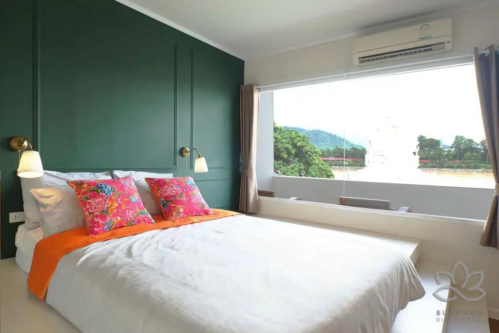 โรงแรมเชียงแสน ที่พักห้องนอนสีเขียวพร้อมหน้าต่าง