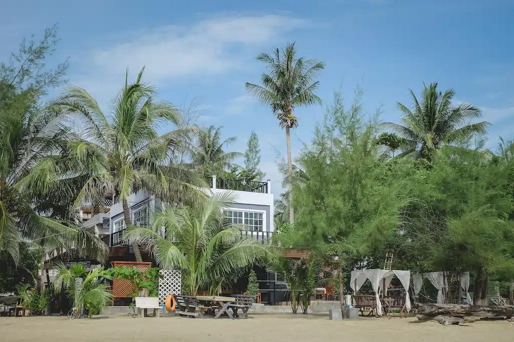 บ้านริมชายหาดพร้อมต้นปาล์มในเมืองตากอากาศระยอง โรงแรมท่าศาลา