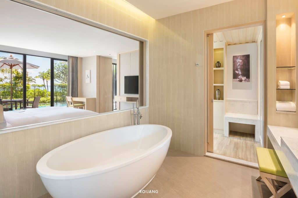 ห้องน้ำพร้อมอ่างอาบน้ำและหน้าต่างบานใหญ่ โรงแรมตะกั่วป่า
