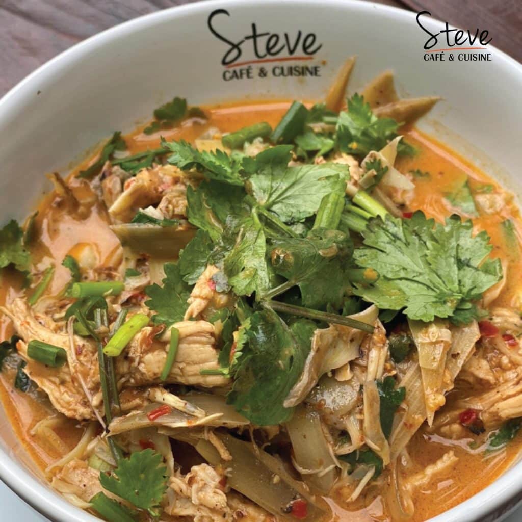 แกงไก่ไทยแสนอร่อยโดย Steve ซึ่งได้รับแรงบันดาลใจจากฉากการทำอาหารที่มีชีวิตชีวาของกรุงเทพฯ ที่เที่ยวกรุงเทพมหานคร