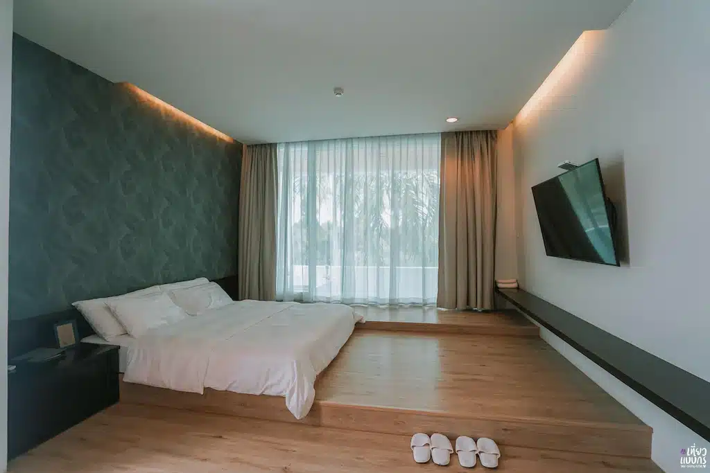 ห้องพักโรงแรมราคาประหยัดในภูเก็ตมีเตียงขนาดกว้างขวางและทีวีจอแบน โรงแรมระยอง 