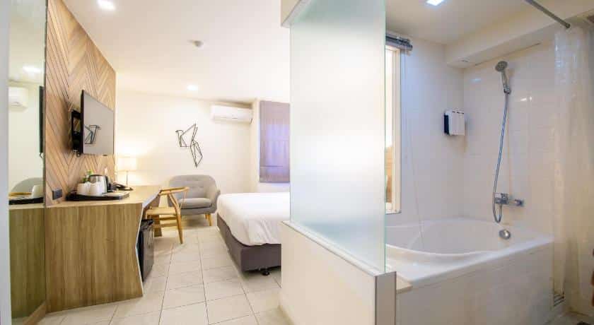 ห้องพักโรงแรมพร้อมอ่างอาบน้ำและฝักบัวใกล้สนามบินเชียงใหม่ ที่พักใกล้สนามบินเชียงใหม่ 