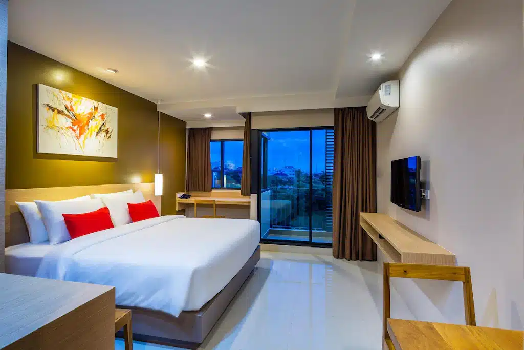 ห้องพักโรงแรมในงานพิษณุโลกพร้อมเตียงนอนขนาดใหญ่และทีวี ที่เที่ยวกรุงเทพ