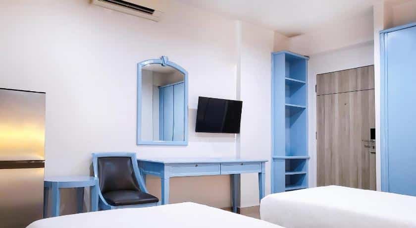 เที่ยวปทุมธานี ห้องนอนสีฟ้าพร้อมโต๊ะและทีวี