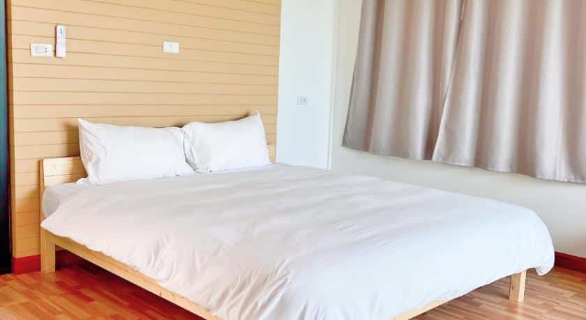 เตียงในห้องที่ Shangri-La Hotel โรงแรมด่านซ้าย ที่พักช้างกลาง