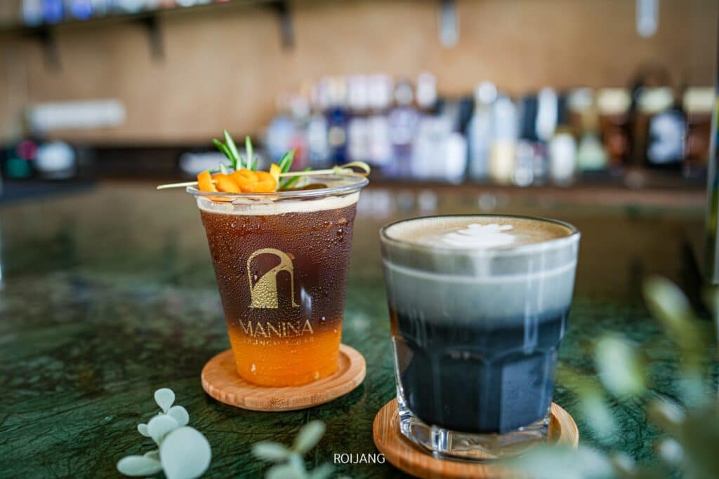 สองเครื่องดื่มบนบาร์ร้านกาแฟในภูเก็ต ที่เที่ยวป่าตอง