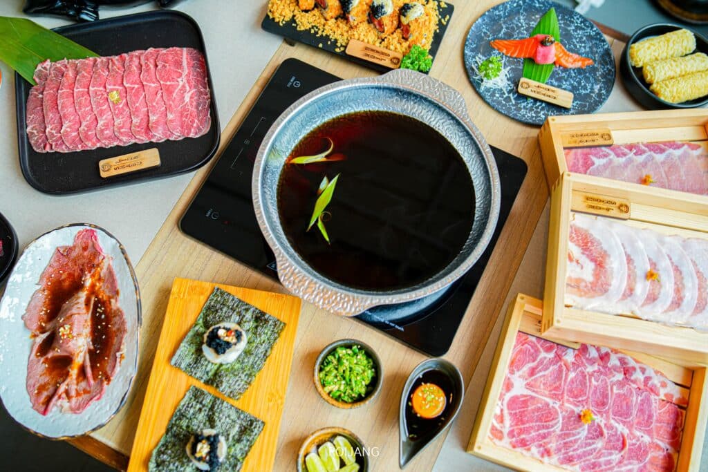 อาหารญี่ปุ่นบนโต๊ะไม้ในภูเก็ตที่มีให้เลือกทั้งชาบูชาบูและหม้อไฟ ชาบูภูเก็ต
