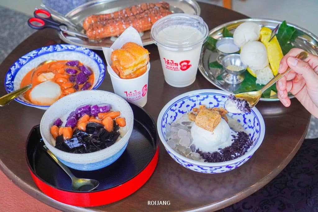 โต๊ะวางชามอาหารที่ร้านอาหารภูเก็ต (ร้านอาหารภูเก็ต) ให้บริการชาบูค ร้านอาหารภูเก็ต
