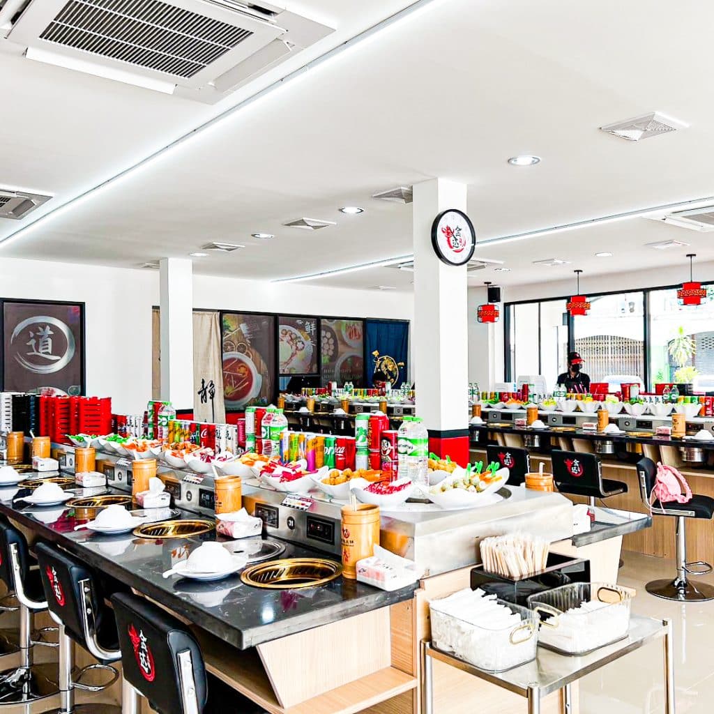 ร้านอาหารชาบูคอง ชาบูภูเก็ต ที่มีโต๊ะและเก้าอี้มากมาย