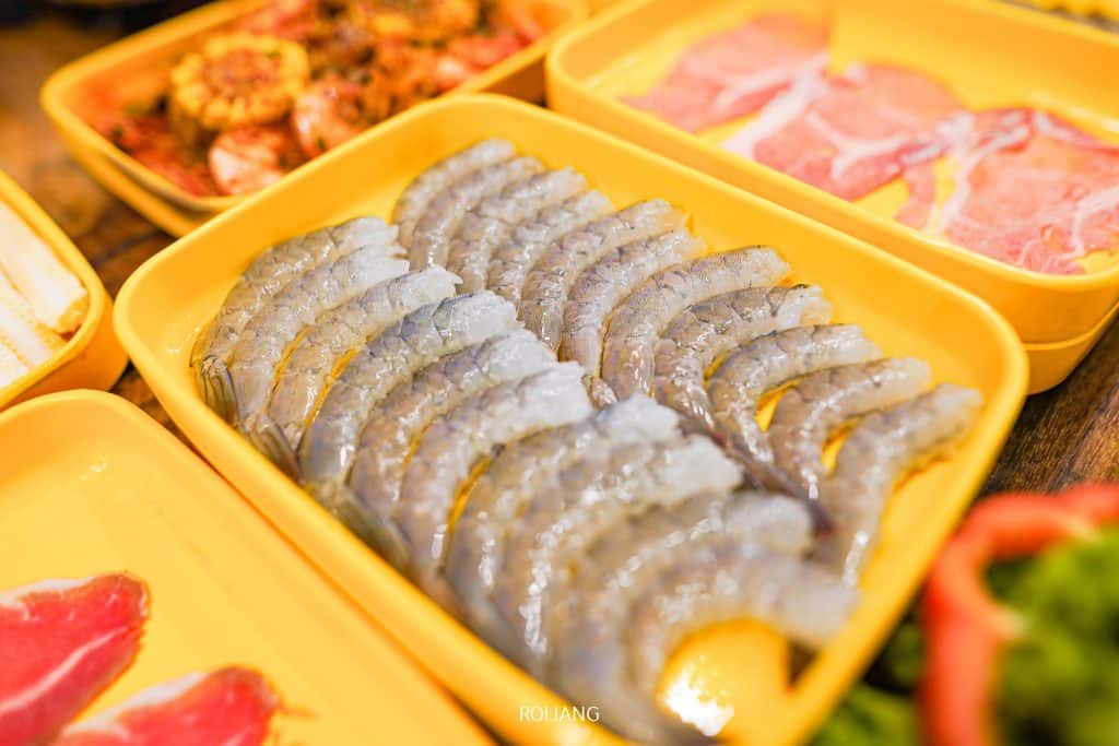 อาหารทะเลหลากชนิดในภาชนะสีเหลืองบนโต๊ะใน ชาบูภูเก็ต ภูเก็ต มีทั้งชาบูภูเก็ตและชาบูคอง