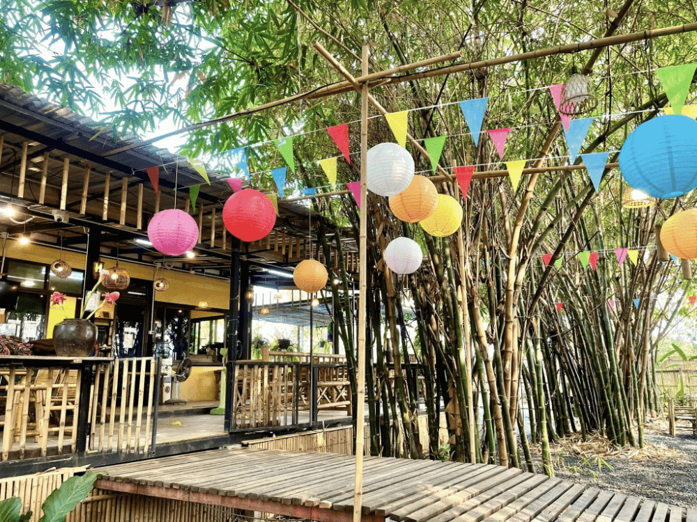 ร้านอาหาร เที่ยวปทุมธานี ที่มีโคมกระดาษสีสันสดใสและต้นไผ่