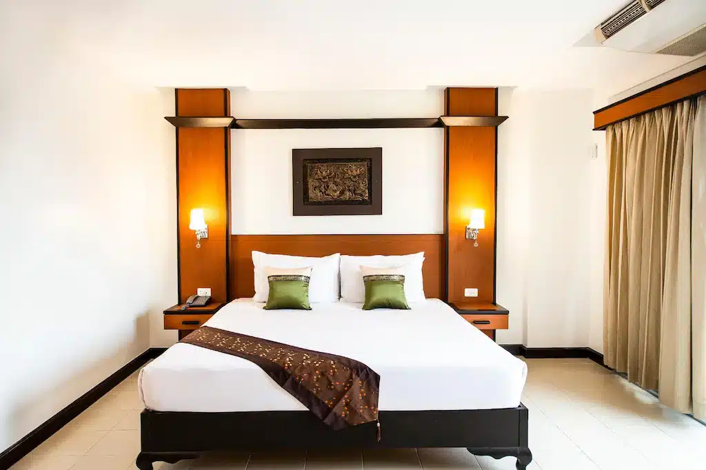 เตียงในห้องหัวเตียงไม้ที่แหลมแม่พิมพ์หรือหาดแม่พิม โรงแรมพัทยาใต้