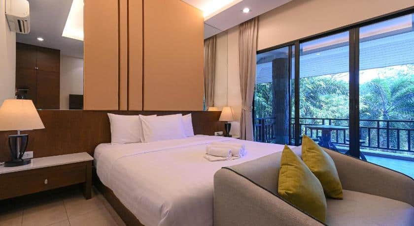 โรงแรมห้องพักพร้อมเตียงนอนและระเบียงในราชบุรีที่เที่ยว ราชบุรีที่เที่ยว
