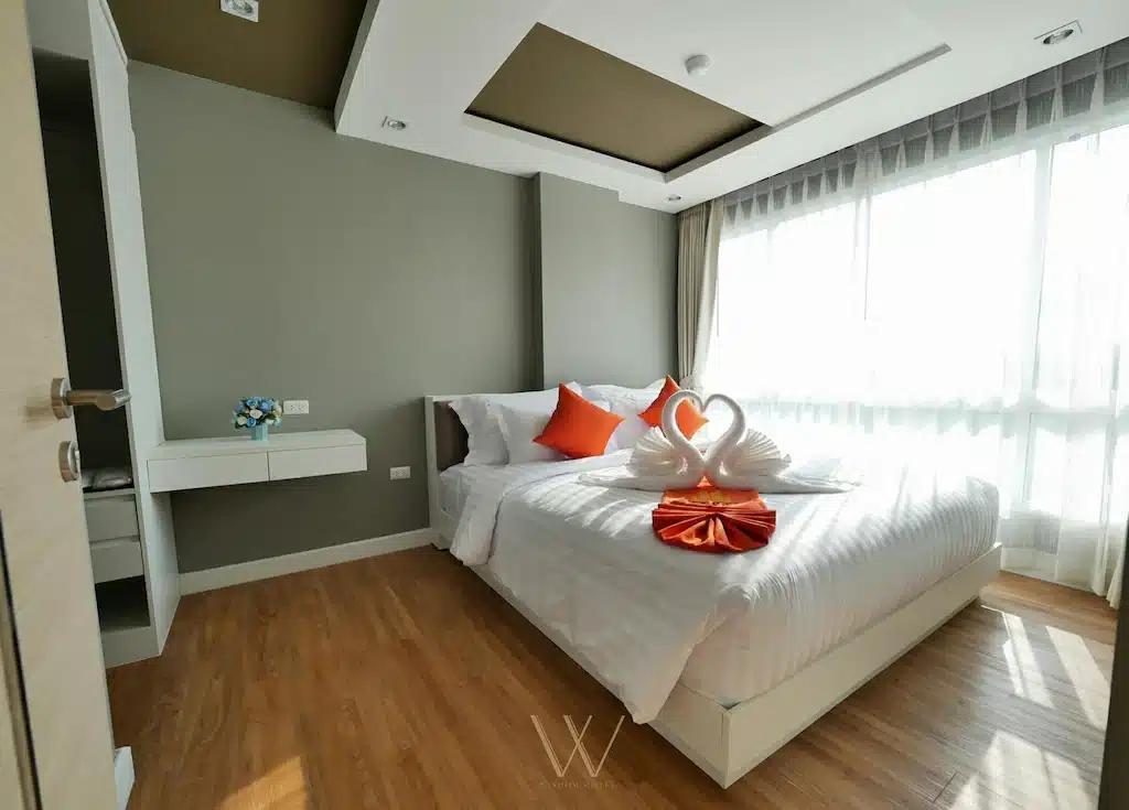 ห้องนอนกับผ้าขนหนูลายหงส์สีส้มที่หาดแสงจันทร์รีสอร์ท หาดแสงจันทร์รีสอร์ท