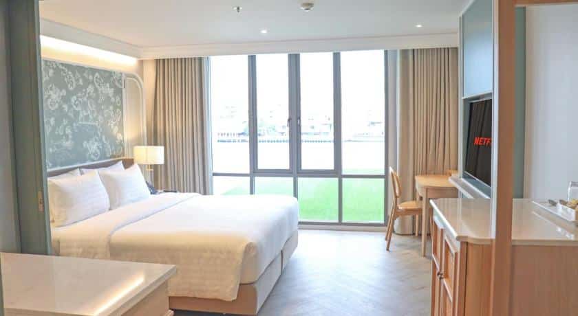 ห้องพักโรงแรมในพิษณุโลกพร้อมเตียงนอนและโทรทัศน์ ที่เที่ยวกรุงเทพ