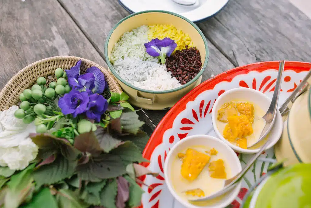 อาหารไทยที่ใช้ ด่านซ้ายที่พัก ไม้พร้อมฉากข้าวและดอกไม้