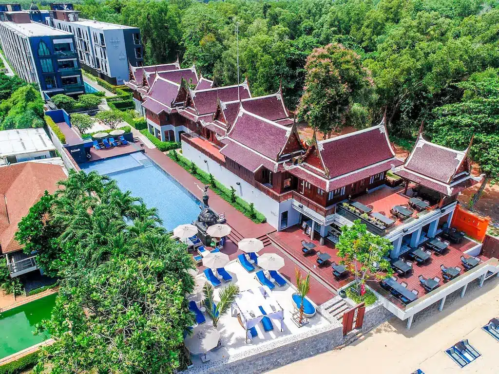 โรงแรมในภูเก็ตราคาย่อมเยาพร้อมทิวทัศน์ทางอากาศที่สวยงามของรีสอร์ทในประเทศไทย ที่พักระยอง