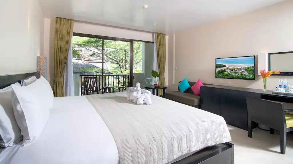 ห้องพักในโรงแรม ที่พักตะกั่วป่า พร้อมเตียง โทรทัศน์ และระเบียง