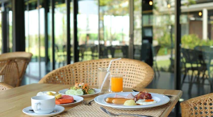 อาหารเช้าที่ร้านอาหารในราชบุรี ที่เที่ยว ด้วยเก้าอี้หวายและประตูกระจก ที่เที่ยวราชบุรี