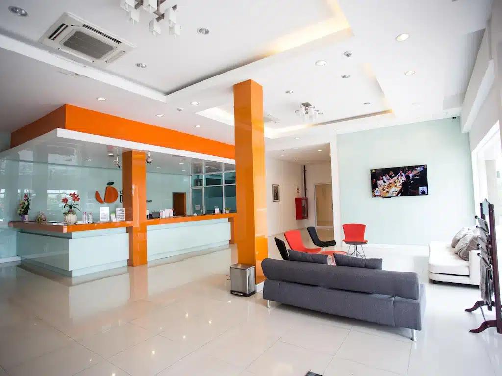 โรงแรมด่านซ้ายที่พักด้วยล็อบบี้สีส้มและสีขาวประดับด้วยโทรทัศน์ ที่พักช้างกลาง