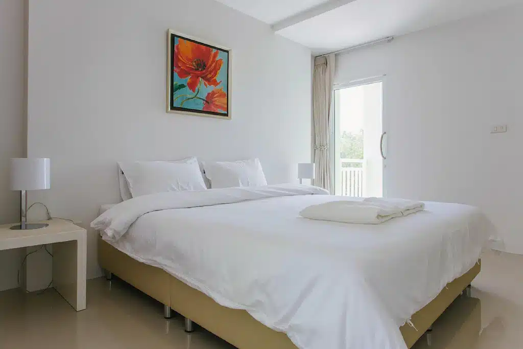 โรงแรมด่านซ้ายที่พักด้วยเตียงสีขาวและภาพวาดบนผนัง ที่พักช้างกลาง