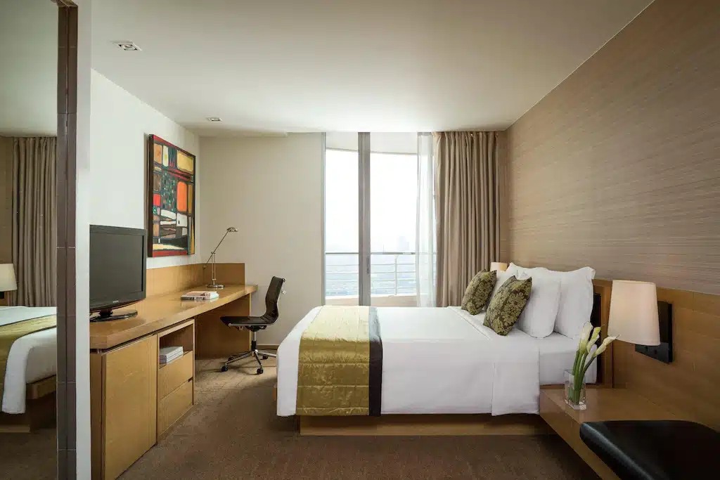 ห้องพักโรงแรมพร้อมเตียง โต๊ะทำงาน และวิวเมือง ใกล้ที่เที่ยวกรุงเทพ ที่เที่ยวกรุงเทพ