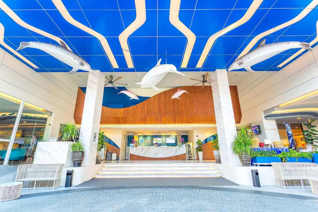 ล็อบบี้ของโรงแรมที่มีปลาฉลามห้อยลงมาจากเพดาน หาดป่าตอง