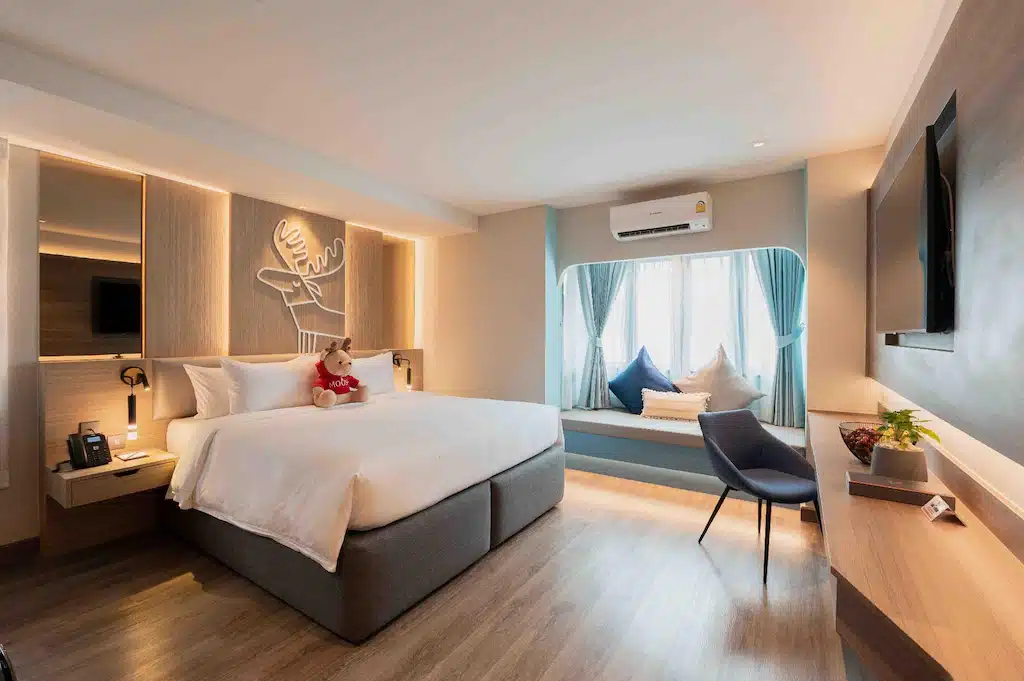 โรงแรมให้บริการห้องพัก ที่พักใกล้สนามบินเชียงใหม่  ที่มีเตียงและทีวีอยู่