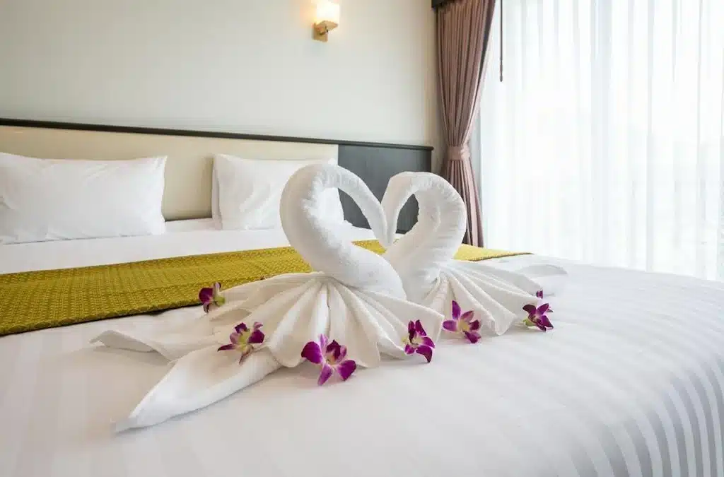 หงส์สองตัวบนเตียงในห้องพักโรงแรมที่ดอยสะเก็ดที่พัก บ้านพักหาดนางรําปิ้งย่างได้