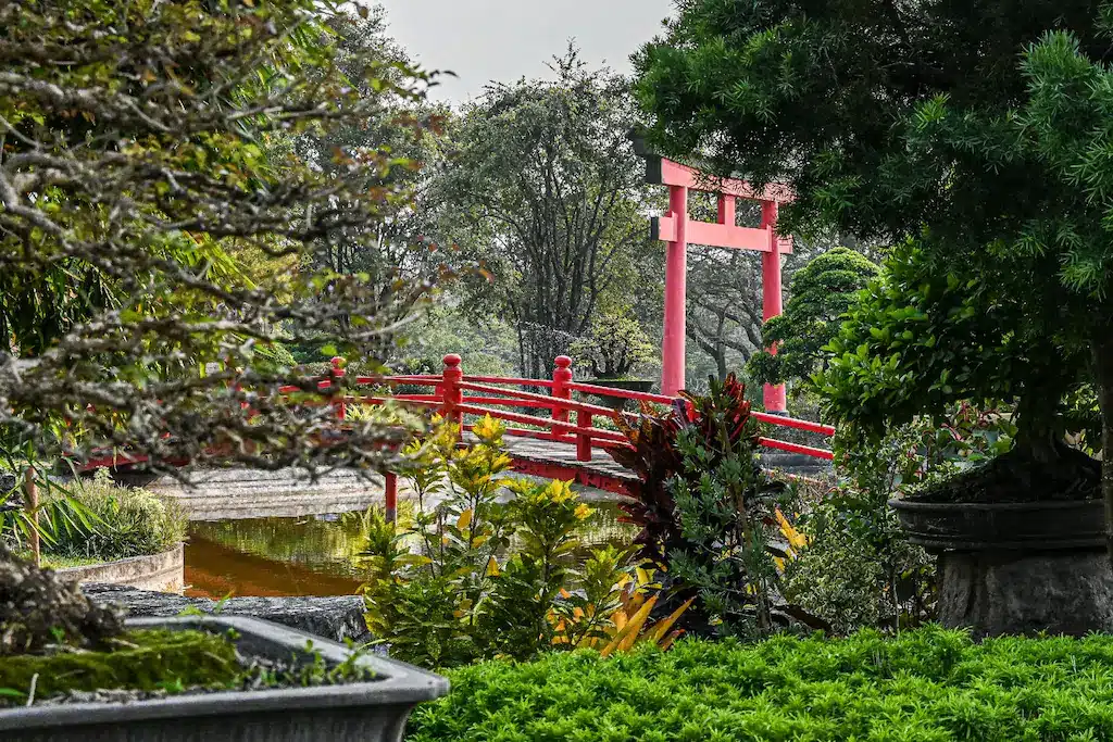 เที่ยว: ราชบุรี ราชบุรีที่เที่ยว สวนญี่ปุ่นพร้อมสะพานสีแดง