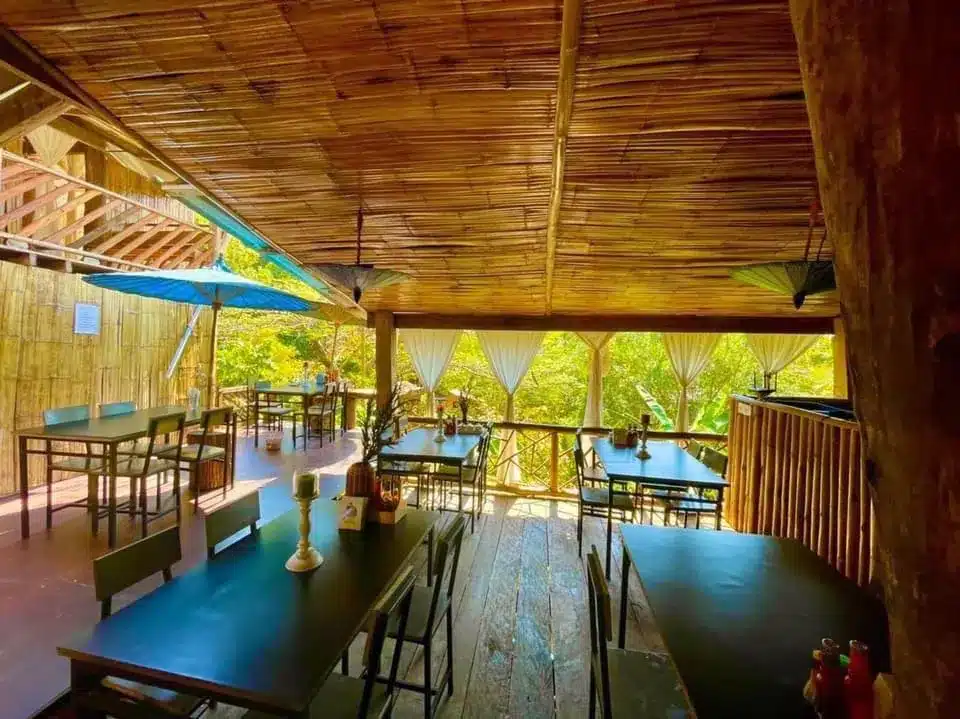 รีสอร์ทในพัทยาใต้ที่มีโต๊ะและเก้าอี้อยู่กลางป่า โรงแรมดอยสะเก็ด
