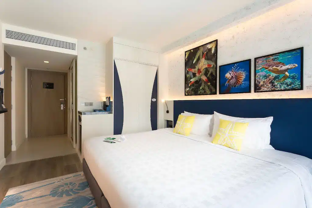 โรงแรมที่มีเตียงสีฟ้าและของตกแต่งภายในห้อง หาดป่าตอง