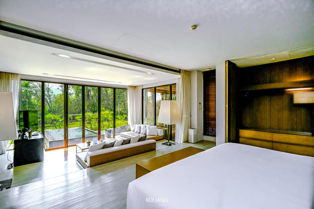 เตียงสีขาวในห้องที่ Veranda High Resort Chiangmai พร้อมหน้าต่างบานใหญ่ ที่พักเชียงใหม่ธรรมชาติ