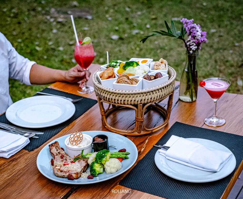 แขกผู้เข้าพักที่วีรันดา ไฮ รีสอร์ท เชียงใหม่ เพลิดเพลินกับการรับประทานอาหารที่โต๊ะพร้อมอาหารและเครื่องดื่ม Veranda High Resort Chiangmai