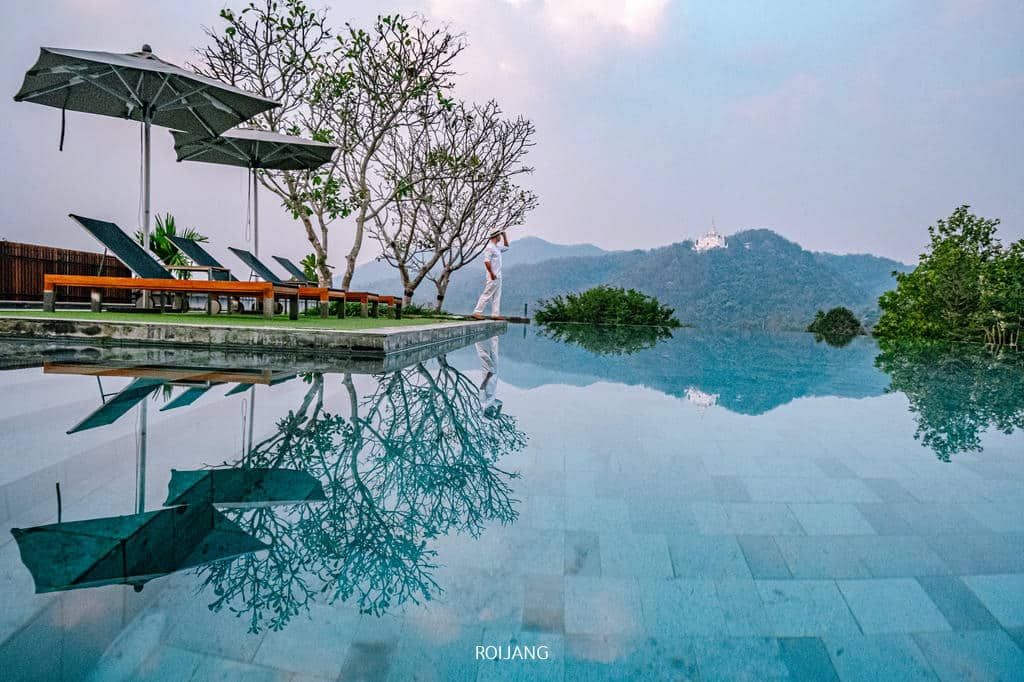 วีรันดา ไฮ รีสอร์ท เชียงใหม่ ให้บริการสระว่ายน้ำที่ล้อมรอบด้วยเก้าอี้นั่งเล่นและภูเขาที่สวยงามตระการตา Veranda High Resort Chiangmai