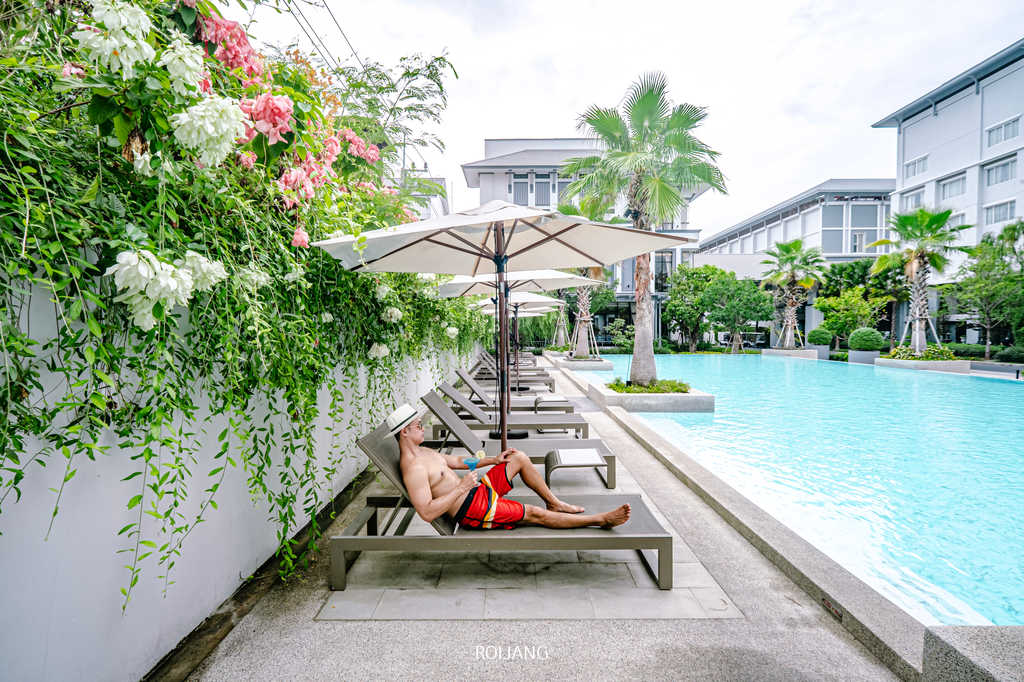 ผู้ชายกำลังพักผ่อนบนเก้าอี้เลานจ์ที่ Health Land Resort & Spa Pattaya