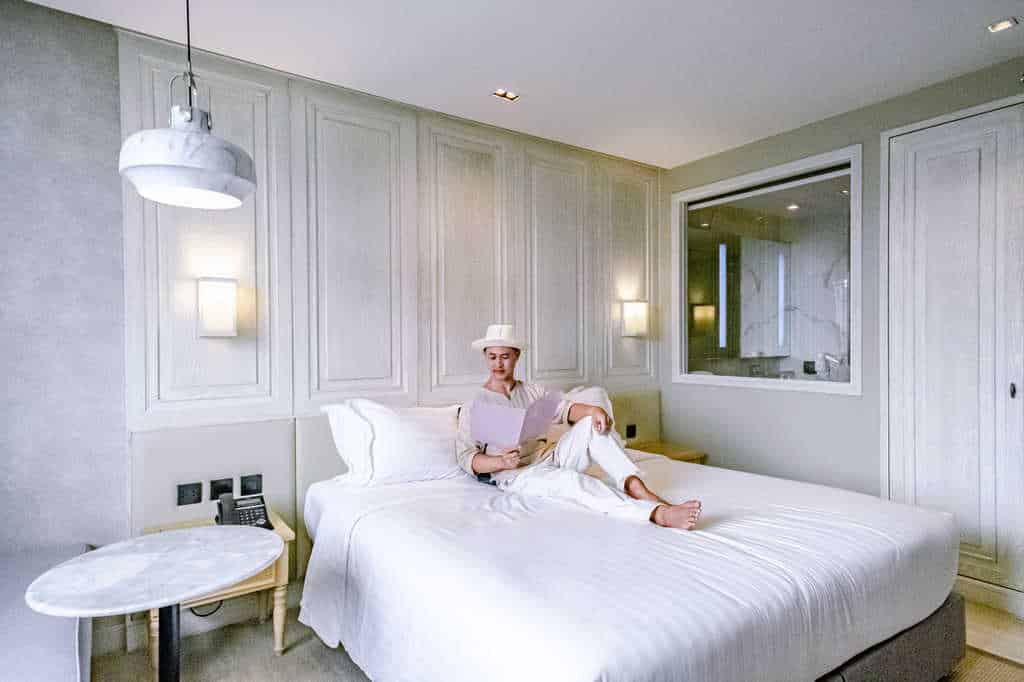ผู้ชายกำลังพักผ่อนบนเตียงสีขาวใน Health Land Resort & Spa Pattaya