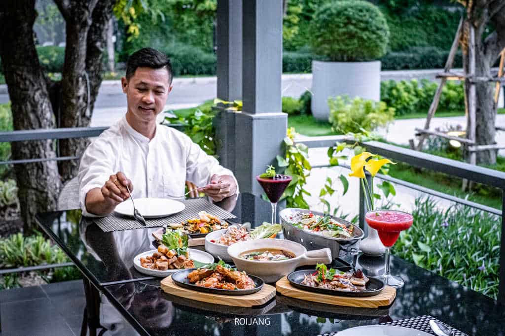 ผู้ชายกำลังรับประทานอาหารที่ Health Land Resort & Spa Pattaya