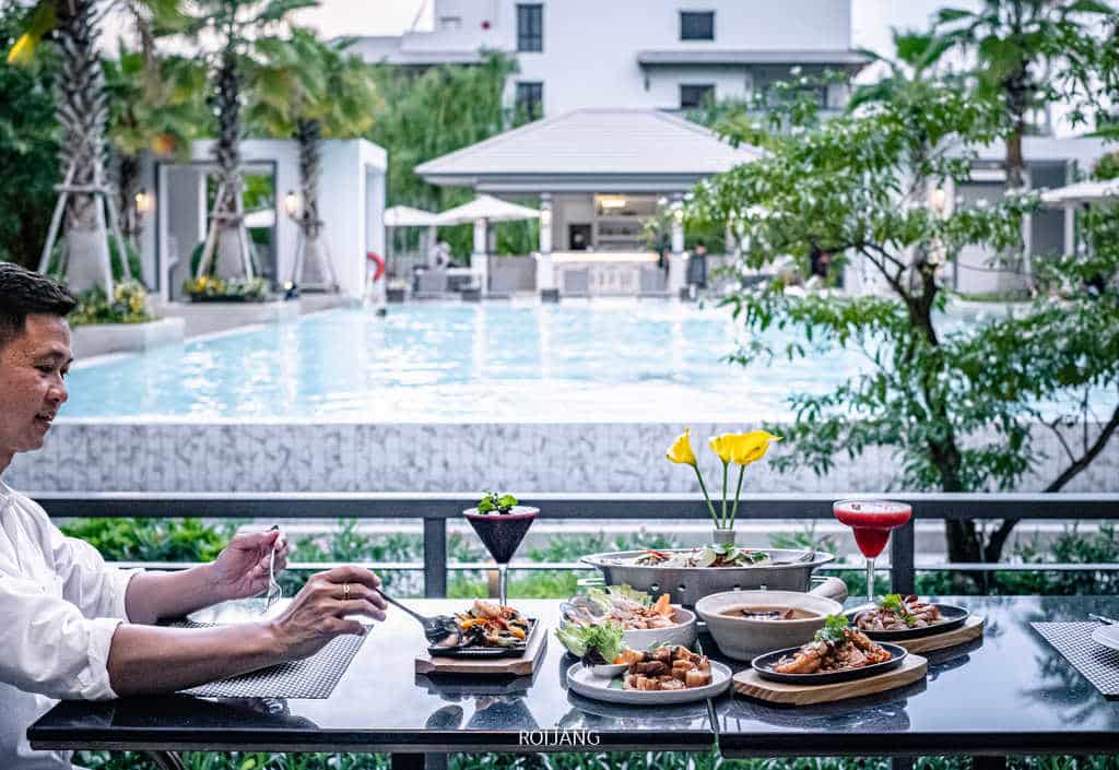 ชายคนหนึ่งกำลังรับประทานอาหารที่โต๊ะกลางแจ้งในเฮลท์แลนด์ รีสอร์ท แอนด์ สปา พัทยา Health Land Resort & Spa Pattaya
