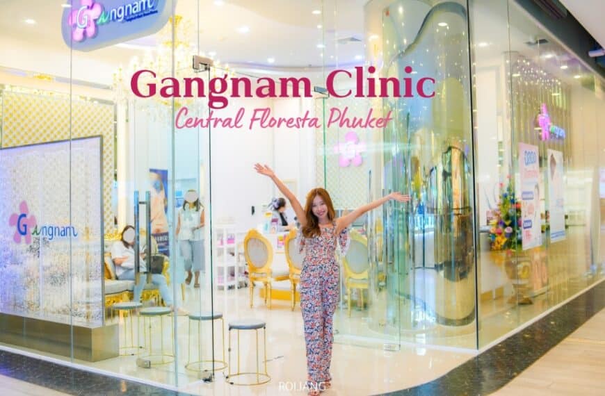 ผู้หญิงยืนอยู่หน้าร้านที่มีคำว่า Gangnam Clinic ตั้งอยู่ในจังหวัดภูเก็ต