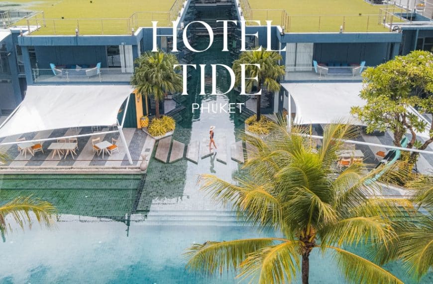 โรงแรมในภูเก็ตที่มีสระว่ายน้ำและต้นปาล์มเป็นฉากหลัง