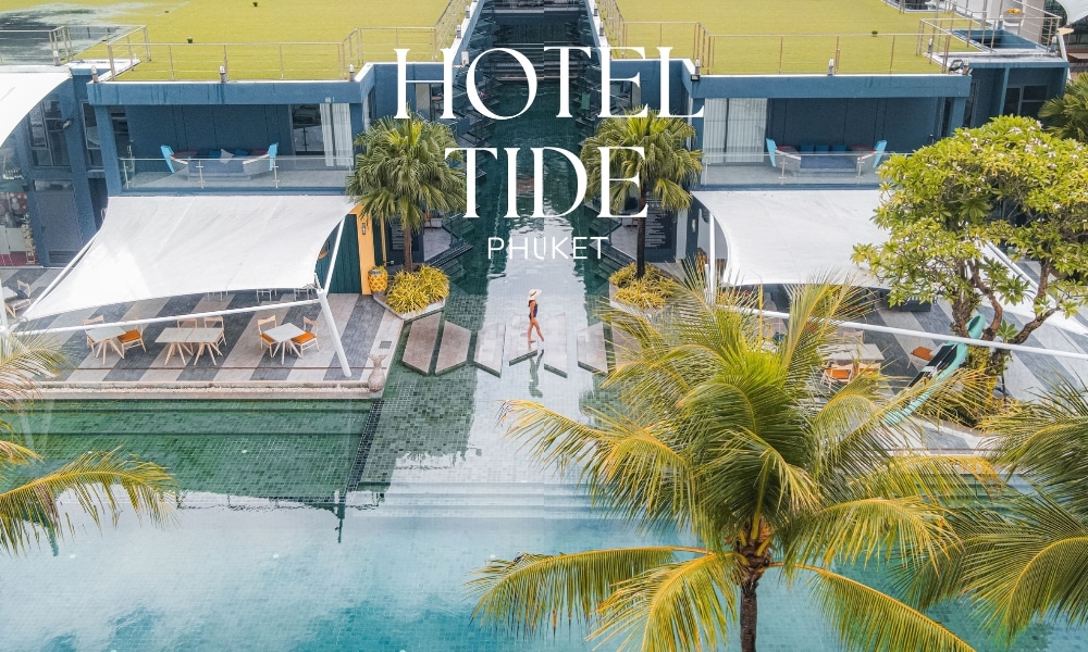 โรงแรมในภูเก็ตที่มีสระว่ายน้ำและต้นปาล์มเป็นฉากหลัง