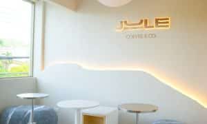 Julie Coffee Co เป็นร้านกาแฟที่ตั้งอยู่ในภูเก็ตที่มีบาร์ริมชายหาดและอาหารมื้อสายให้เลือก