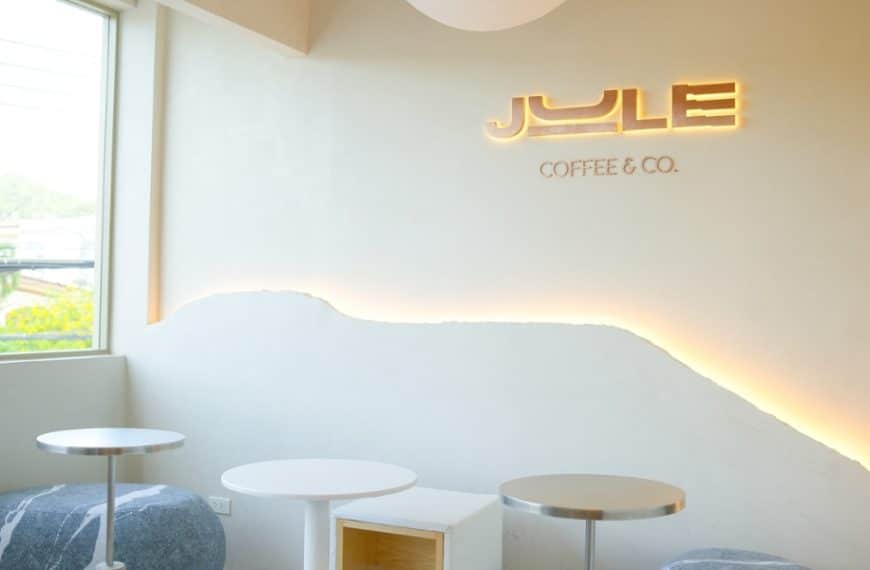Julie Coffee Co เป็นร้านกาแฟที่ตั้งอยู่ในภูเก็ตที่มีบาร์ริมชายหาดและอาหารมื้อสายให้เลือก