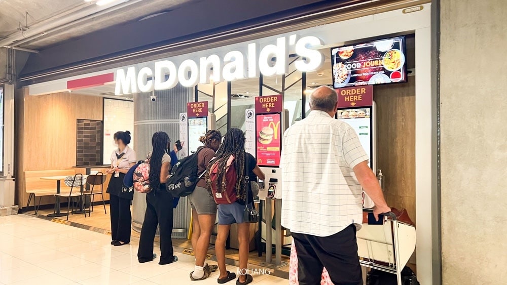 McDonald's ใกล้สนามบินสุวรรณภูมิในประเทศไทย ร้านอาหารสุวรรณภูมิ