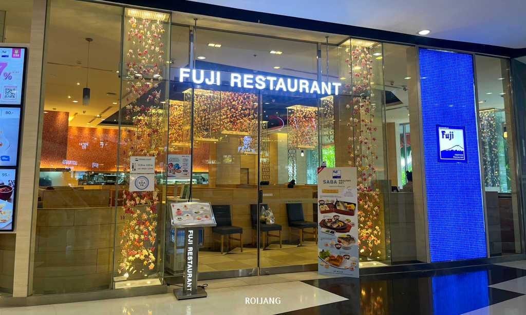 ทางเข้าร้านอาหารที่มีป้ายว่า ฟูจิ ร้านอาหารระยอง